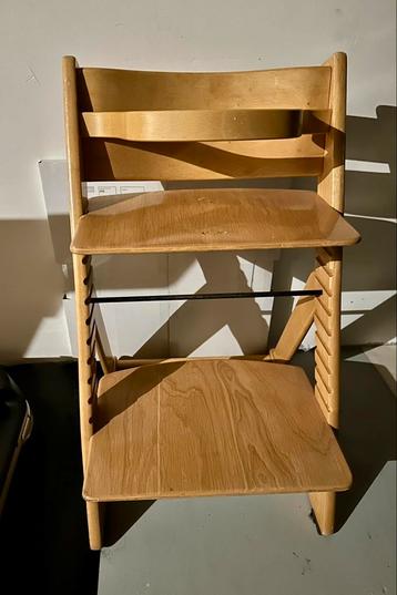 Houten kinderstoel beschikbaar voor biedingen