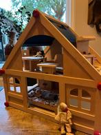 Leuk houten poppenhuis met meubeltjes en 3 bewoners, Ophalen of Verzenden