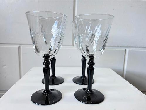 Wijnglas zwarte voet Luninarc France wijnglazen zwarte voet, Verzamelen, Glas en Borrelglaasjes, Gebruikt, Overige typen, Ophalen of Verzenden