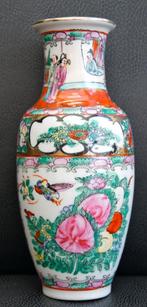 chinees porseleinen vaas, famille rose, 20,5 cm. merk., Antiek en Kunst, Ophalen of Verzenden