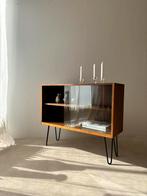 Walnoot vitrinekast jaren 60 met glazen schuifdeuren, Ophalen of Verzenden, Gebruikt, Glas, Met deur(en)