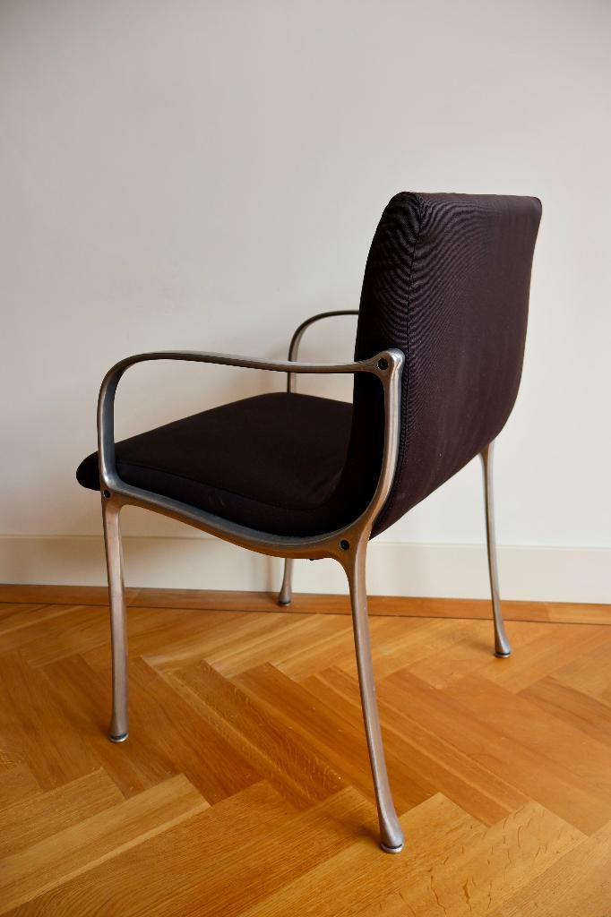 Italian designchair in cast aluminium (4x), Huis en Inrichting, Stoelen, Zo goed als nieuw, Vier, Stof, Zwart, Ophalen