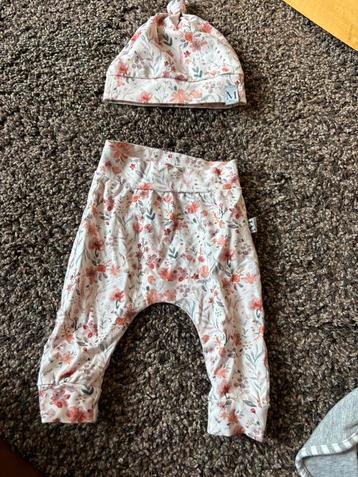 Baby broekje met bijpassend mutsje maat 56 moms&mini’s beschikbaar voor biedingen