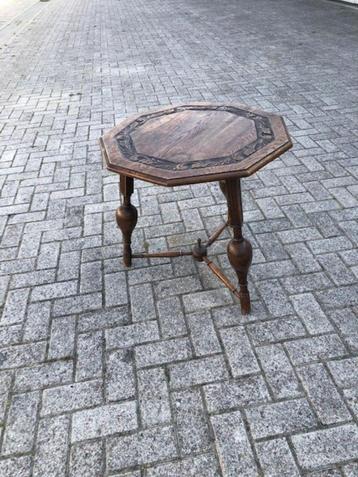 tafel  ( antiek ) houtsnijwerk beschikbaar voor biedingen