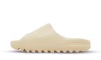 Yeezy Slide Bone (2022/2023 restock) maat 40.5, Kleding | Dames, Schoenen, Slippers, Beige, Nieuw, Ophalen of Verzenden