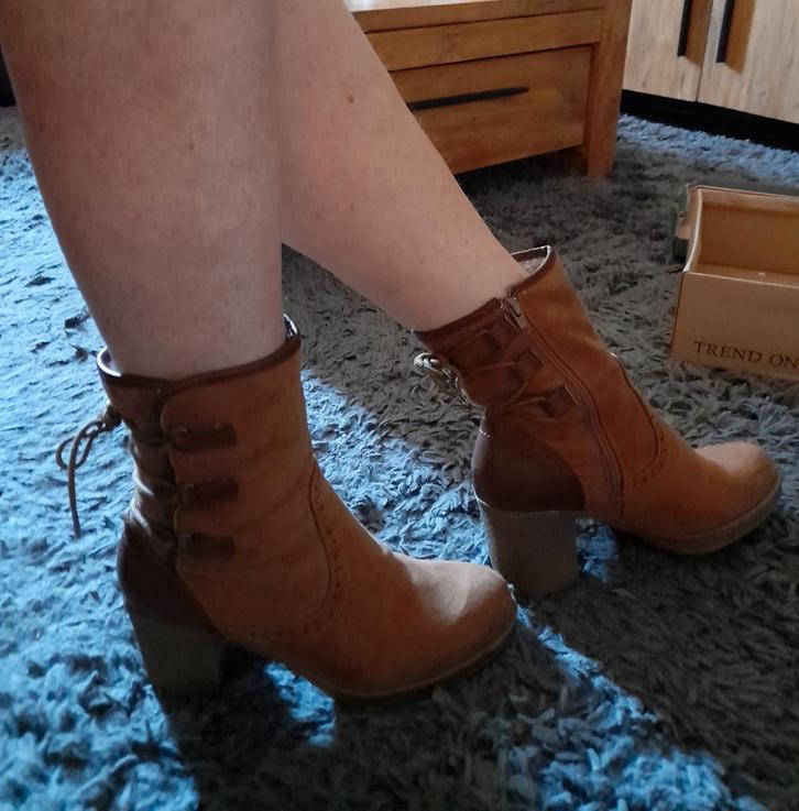 Halfhoge dames laarsjes mt 40, Kleding | Dames, Schoenen, Zo goed als nieuw, Lage of Enkellaarzen, Overige kleuren, Ophalen
