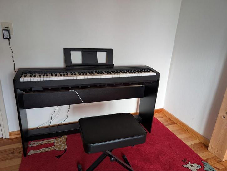 Yamaha P45 digitale piano met standaard, kruk en pedalen, Muziek en Instrumenten, Piano's, Zo goed als nieuw, Piano, Zwart, Digitaal