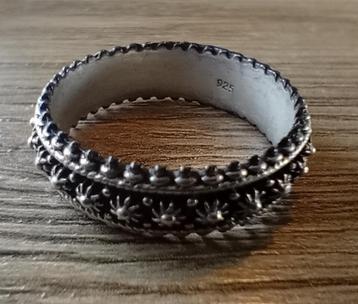 Zilveren ring beschikbaar voor biedingen