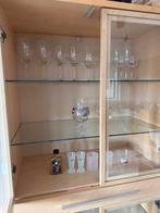 Glazen vitrinekast met planken, Huis en Inrichting, Kasten | Dressoirs, Ophalen, 100 tot 150 cm, Zo goed als nieuw, 25 tot 50 cm