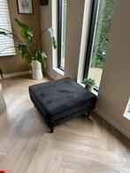 Te koop zwarte velvet poef van Woood, Ophalen, Vierkant, 75 tot 100 cm, Zo goed als nieuw