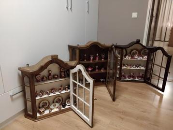 3 x nette vitrine kastjes met Franse limoges porselein  beschikbaar voor biedingen