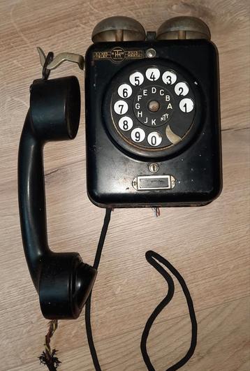 wandtelefoon uit de jaren 20, interbellum periode.  beschikbaar voor biedingen