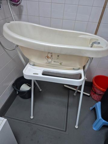 Bébé-jou badje met standaard beschikbaar voor biedingen