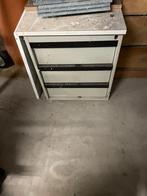 Kast met oude buizenradio onderdelen., Ophalen