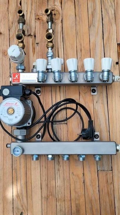 Rvs vloerverwarming verdeler met pomp 5 groepen., Doe-het-zelf en Verbouw, Verwarming en Radiatoren, Gebruikt, Cv-ketel of Combi-ketel
