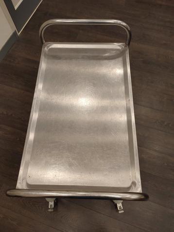 Stevige trolley, hotelkwaliteit, op geremde zwenkwielen. beschikbaar voor biedingen