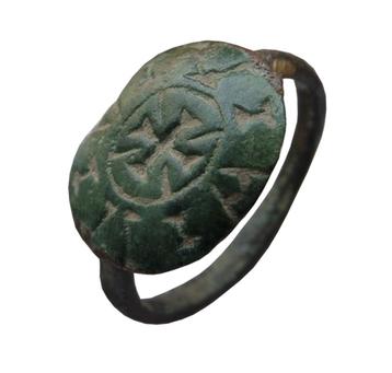 Bodemvondst Middeleeuws bronzen ring met Tempeliers kruis