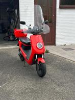Scooter NIU M1 met koffer en windscherm, Fietsen en Brommers, Scooters | Overige merken, Ophalen, Elektrisch, Maximaal 25 km/u