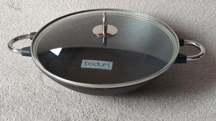 Bodum gietijzeren wok met glazen deksel -  29 cm, Huis en Inrichting, Keuken | Potten en Pannen, Zo goed als nieuw, Wok, Gietijzer