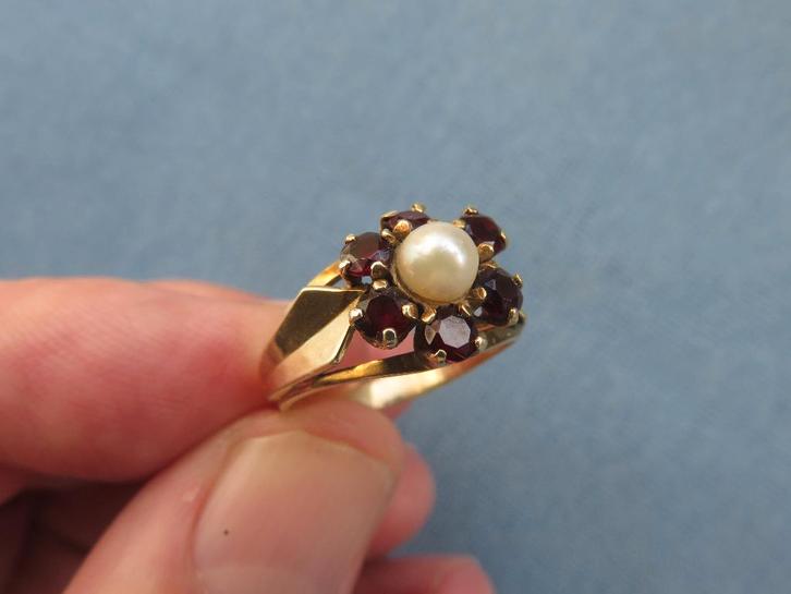 Ring in 14 karaat goud met granaat steen en parel, Sieraden, Tassen en Uiterlijk, Ringen, Zo goed als nieuw, Dame, 17 tot 18, Goud