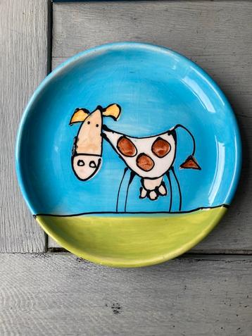 Mooi Geglazuurd Speels met de hand beschilderd bordje! 16 cm beschikbaar voor biedingen