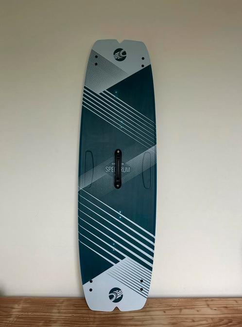 NIEUWSTAAT Cabrinha Spectrum 2021 133x40 Kiteboard, Watersport en Boten, Kitesurfen, Zo goed als nieuw, Twintip, Ophalen of Verzenden