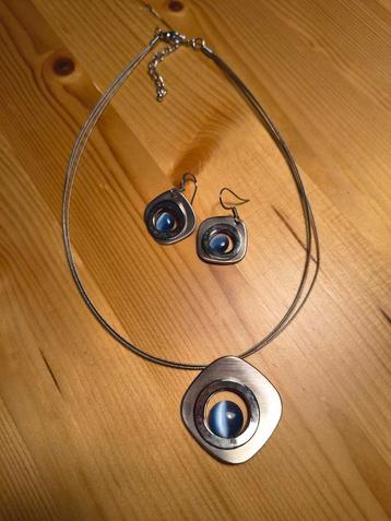 Zilverkleurige Ketting met Oorbellen Set beschikbaar voor biedingen