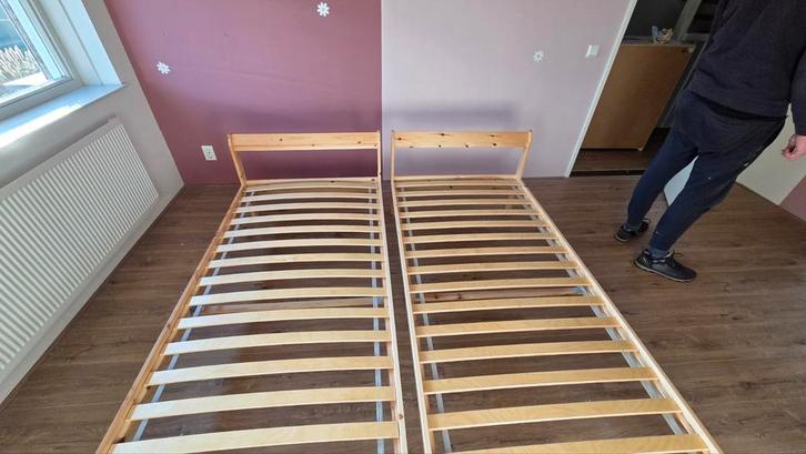 Ikea Bedframe - 1x Eenpersoons, Huis en Inrichting, Slaapkamer | Bedden, Zo goed als nieuw, Eenpersoons, 90 cm, 200 cm, Hout, Bruin