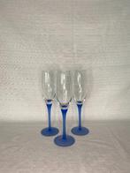 3x Champagne glas met lichtblauwe voet, Ophalen of Verzenden