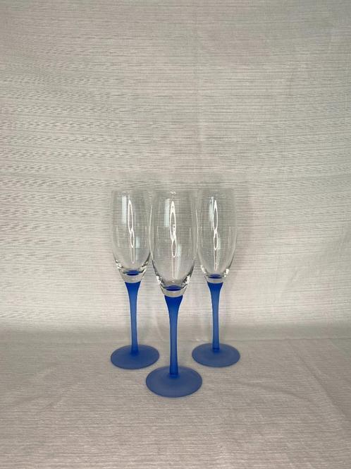 3x Champagne glas met lichtblauwe voet, Antiek en Kunst, Antiek | Glas en Kristal, Ophalen of Verzenden