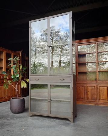 Stalen apothekerskast | Metalen vitrinekast | Brons #84 beschikbaar voor biedingen