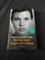 Sophie van der Stap - Meisje met negen pruiken, Ophalen of Verzenden, Zo goed als nieuw, Sophie van der Stap