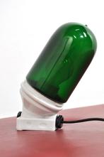 Vintage porseleinen wandlamp met groen glas lamp