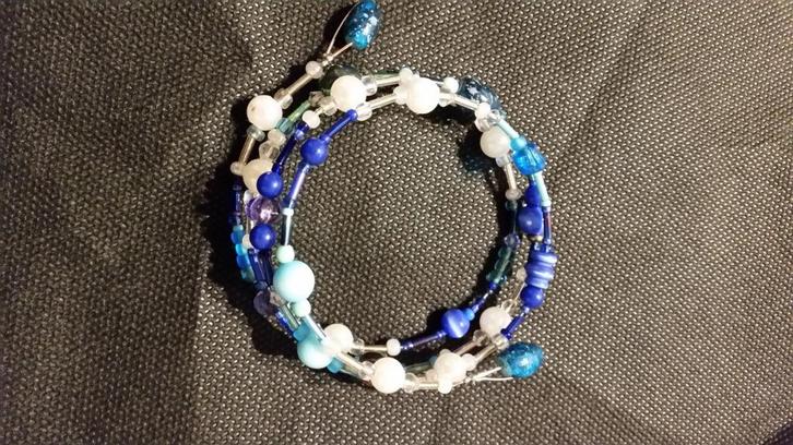 Mooie spiraal armband. Past altijd., Sieraden, Tassen en Uiterlijk, Armbanden, Nieuw, Overige materialen, Blauw, Ophalen of Verzenden
