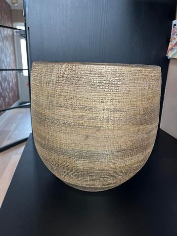 Bloempot goudkleur beschikbaar voor biedingen