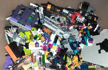 Grote voorraadbak met deksel met bouwstenen (past op lego) beschikbaar voor biedingen