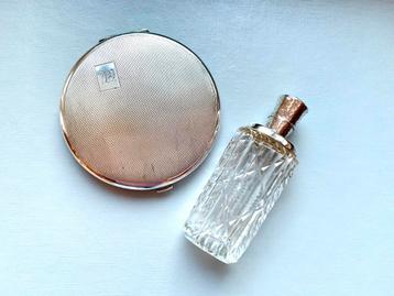 Lot Engels zilveren poederdoos 1863, Hollands parfumflesje. beschikbaar voor biedingen