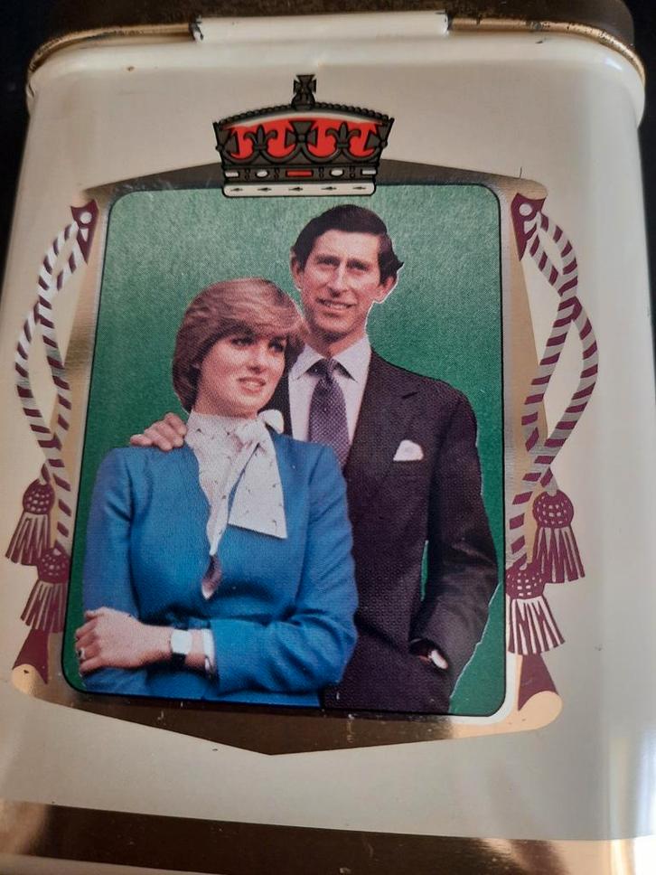 Blikje Charles en Diana - Vintage verzamelobject, Verzamelen, Koninklijk Huis en Royalty, Gebruikt, Overige typen, Buitenland