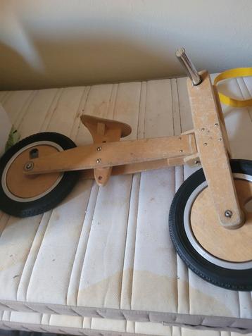 Houten Loopfietsjes 2x beschikbaar voor biedingen