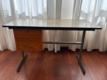 Oude schoolbank / vintage bureau beschikbaar voor biedingen
