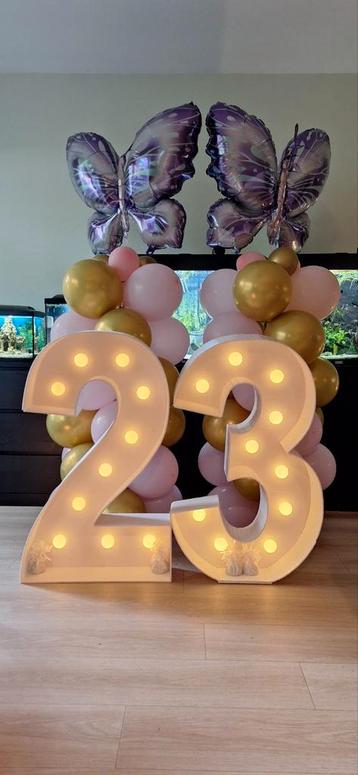 2 Ballonnenpilaren en lichtcijfers te huur!  beschikbaar voor biedingen