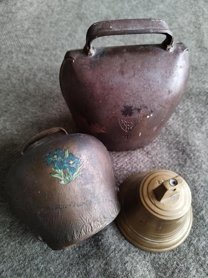 2 formaten Zwitserse koeienbel en 1 messing bel, Antiek en Kunst, Antiek | Koper en Brons, Ophalen of Verzenden