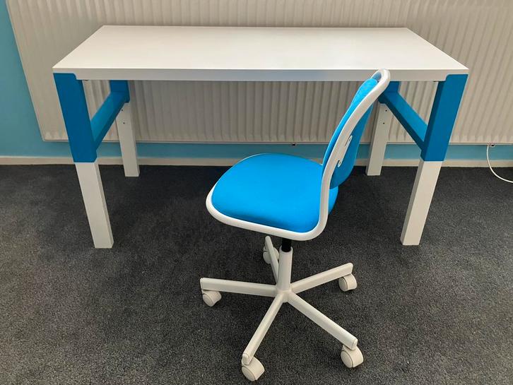 Ikea Påhl kinderbureau met Örfjäll kinderbureaustoel blauw, Huis en Inrichting, Bureaus, Gebruikt, Bureau, In hoogte verstelbaar