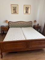 Klassieke bed, nachtkastjes en make up tafel van walnoothout, Ophalen