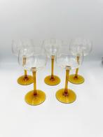 5 x mondgeblazen wijnglazen amber jaren 50, Huis en Inrichting, Keuken | Servies, Glas of Glazen, Ophalen of Verzenden, Overige stijlen