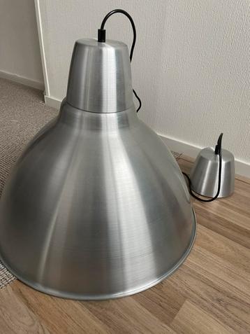 Stoere aluminium hanglamp beschikbaar voor biedingen