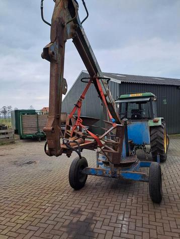 Getrokken kraan, kraan, graafmachine  beschikbaar voor biedingen
