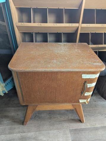 Vintage houten nachtkastje / bijzetkastje – jaren 60 stijl beschikbaar voor biedingen