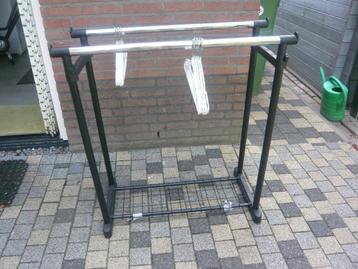 kledingrek met 20 hangers beschikbaar voor biedingen