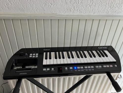 Roland Lucina AX-09 (keytar) met doos en draagtas, Muziek en Instrumenten, Synthesizers, Gebruikt, Overige aantallen, Roland, Met koffer of flightcase